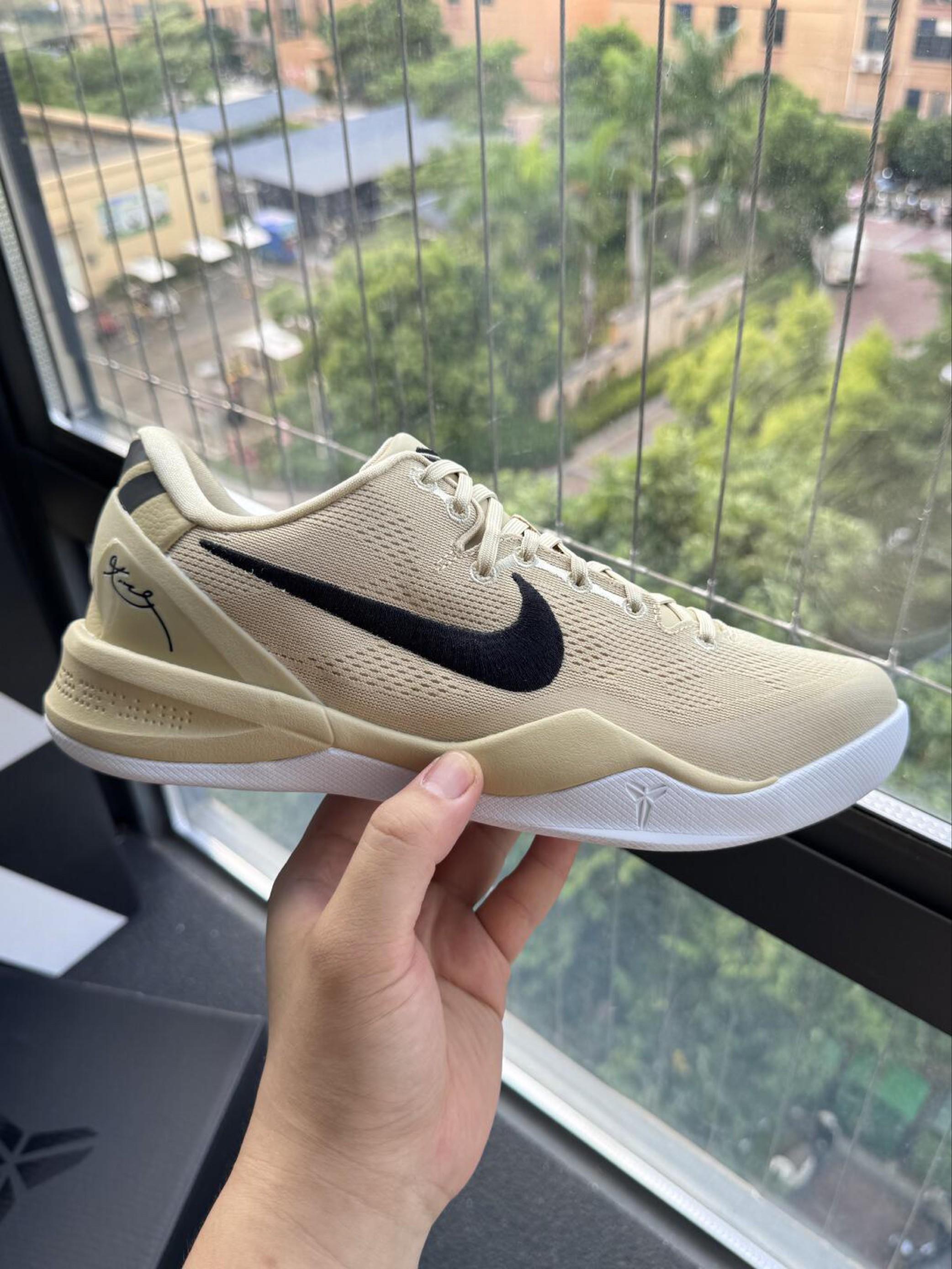 这双Nike Kobe系列浅卡其篮球鞋,是把“赛场级性能”和“日常松弛感”揉进鞋里的惊喜款